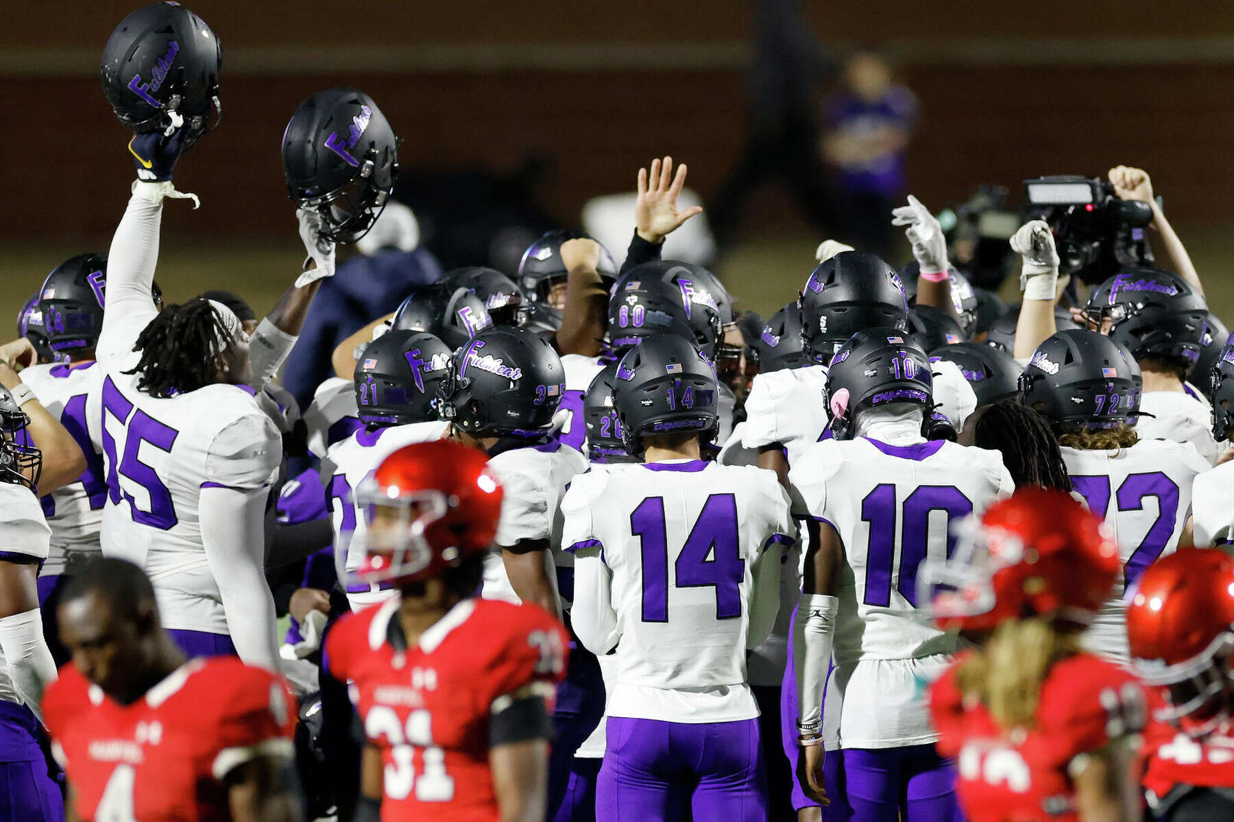 Look: Fulshear muscles past Manvel 9-7 to keep district title hopes alive